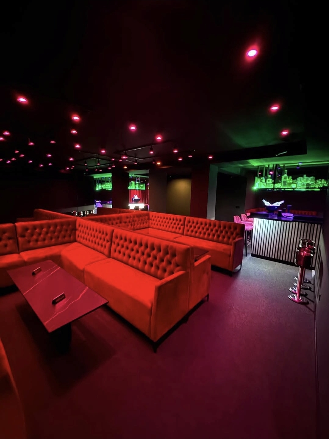 Zona lounge con sofás